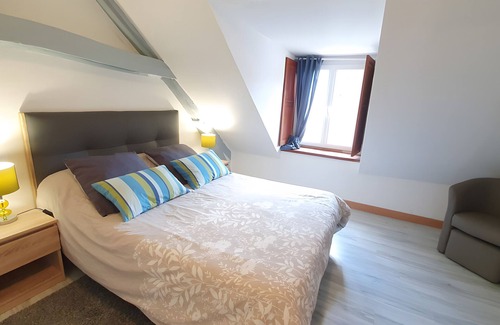 Cour-Cheverny Bed & Breakfast | Guest Room 'Suite Bleuet - Le Petit Puits' with Shared Garden and Wi-Fi