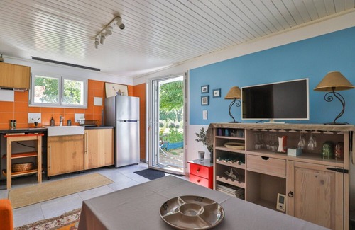 Arcangues Bed & Breakfast | Guest Room 'Txori Etxea - Garden Level' with Pool, Kitchen, Breakfast