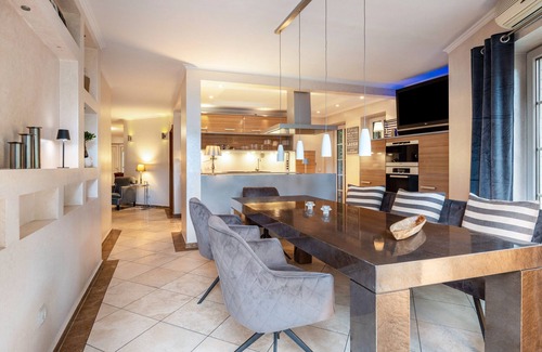 Bergedorf House | Guesthouse 'Dream House' with Private Terrace, Wi-Fi and Air Conditioning