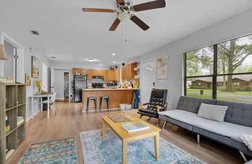 High Springs House | Guesthouse in High Springs with jacuzzi tub, Walk to downtown, Close to Springs!