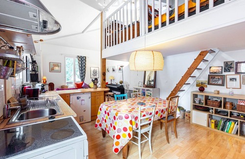 Amerique Apartment | GuestReady - Stylish Loft with Workspace and Music