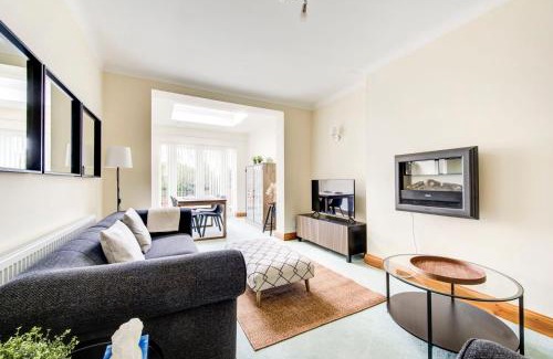 North Greenford Apartment | GuestReady - Big 4BR by Horsenden Hill Park