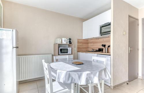 Yves Farge - Le Fleuve Apartment | GuestReady - Sleek & Sunny Comfort near the Tram