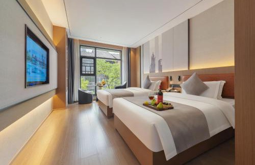Wulingyuan Hotel | GUI YUAN ZHEN PIN HOTEL- Approximately 3 kilometers from the East Gate of Zhangjiajie National Forest Park - Free one-way pick-up or drop-off service for over 3 nights - English speaking customer service