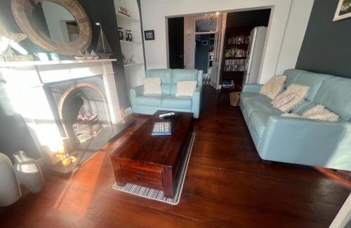 New Quay House | Guild Hall, sleeps 8 with parking in New Quay
