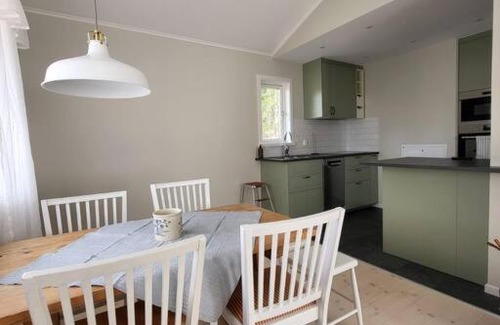 Leksand House | Gula Stugan, Skogsbo i centrala Leksand