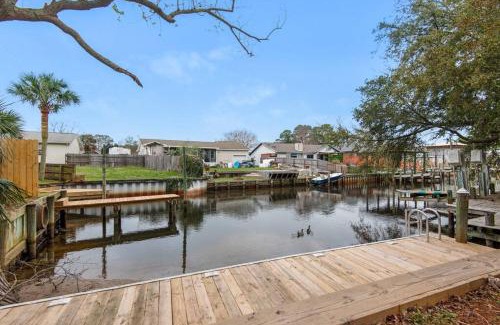 Gulf Breeze House | Gulf Brz-Beaches-Dwntwn PNS-Pet Friendly-Canal