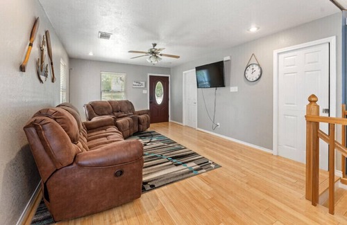 Cedar Creek Reservoir House | Gun Barrel Getaway-Waterfront, Hot Tub & Gameroom!