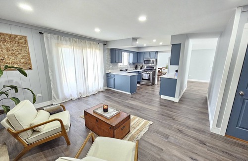 Gurnee House | Gurnee Getaway: Modern Oasis Near Six Flags & Naval Base!