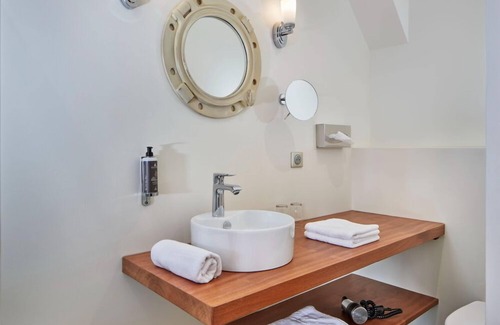Saint-Vaast-la-Hougue Hotel | Hôtel Les Fuchsias