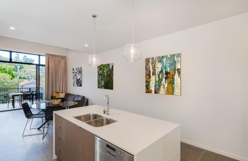 Bulimba Apartment | H6B - Round About Bulimba