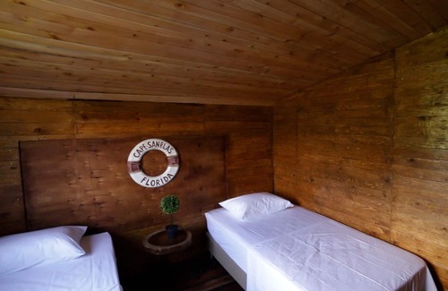 Bocachica Cabin | Habitación Frente al Manglar 2 Camas Individuales en Playa Blanca Isla Barú