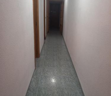 Nou Moles House | habitación grande en piso compartido con 2 adultos