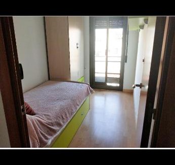 Badalona House | Habitación individual con cama supletoria.