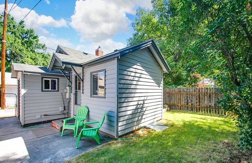 Veterans Park House | #HabitueHomes - The Craftsman's Cottage - Dog Friendly and perfectly located!