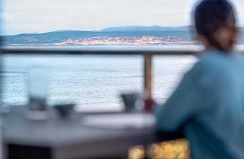 Coles Bay House | Halcyon ~ Immerse yourself in the sky and sea