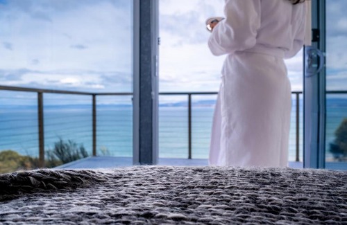 Coles Bay House | Halcyon ~ Immerse yourself in the sky and sea