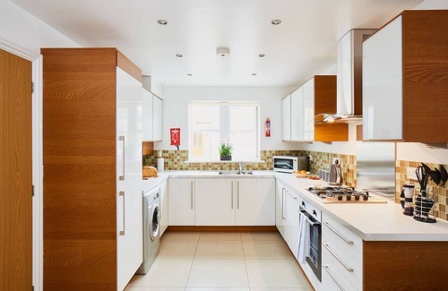 Exley House | Halifax Centre → 8 min | Dogs OK | 50”TV | Parking
