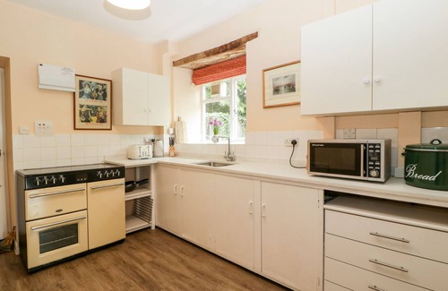 South Petherton Cottage | HAM COTTAGE, pet friendly, with open fire in South Petherton