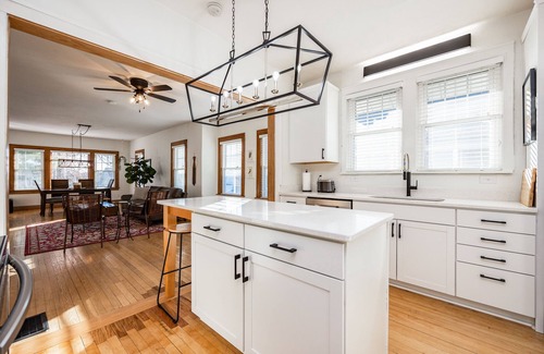 University Heights House | Hamilton House, Steps to Kinnick And UI Hospital!