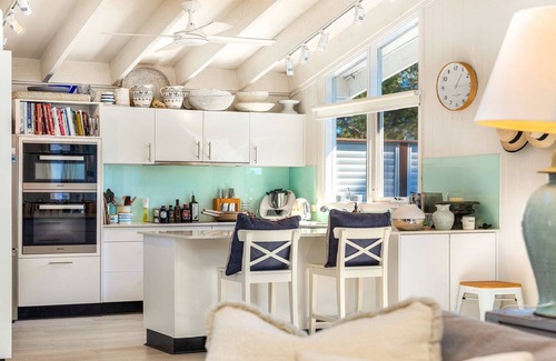 Pretty Beach House | Hampton Cottage by HolidayCo.