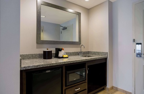 Newark Hotel | Hampton Inn & Suites Wilmington Christiana