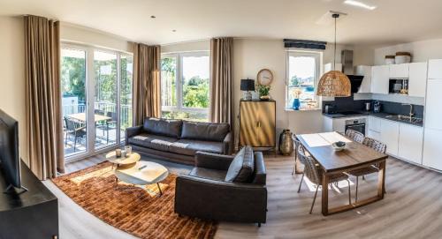 Schwerin Apartment | Hangar 19 Superior Apartment mit Balkon und Seeblick H7W3