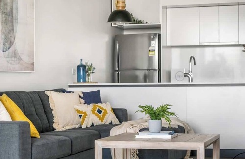 Newcastle Apartment | Happy Honeysuckle - WiFi included - No Airbnb Fees