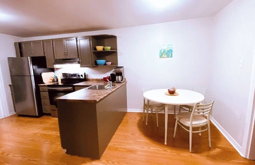 Inner Harbour House | Happy House - perfect for family gatherings | Free Parking | Downtown