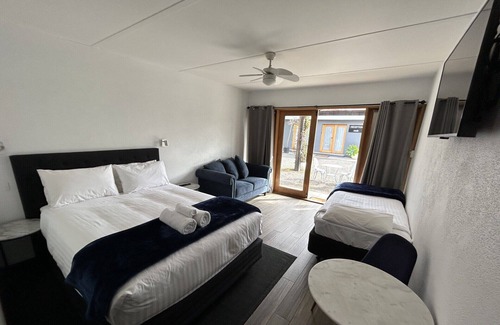 White Hills Hotel | Happy Wanderer Motel