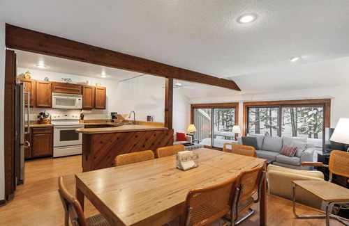 Harbor Springs Condo | Harbor Cove 78- Harbor Springs Condo with private beach & close to skiing