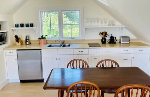 Camden Cottage | Harbor View from Every Room & Balcony 2 min from beach