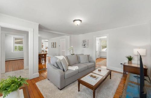 Barrington House | Harbor Walk Charming 4BR Steps to Town & Harbor