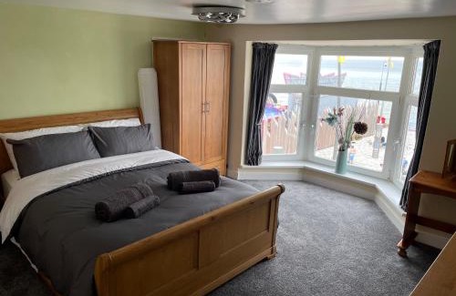 Bridlington Old Town Apartment | HARBOUR VIEW HOLIDAY LET - Entire 3 Bedroom Maisonette With Spectacular Harbour And Sea Front Views Sleeps 5