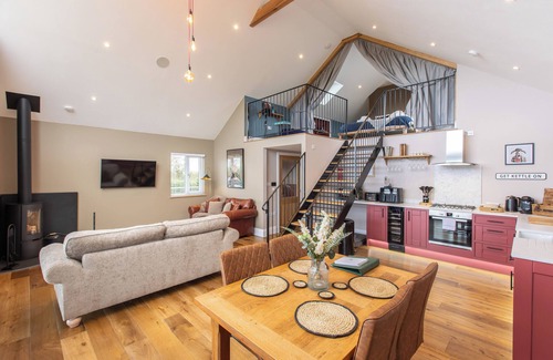 Allerston Cottage | HARE'S HILL, pet friendly, with hot tub in Thornton-Le-Dale
