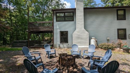 Lake Harmony Estates House | Harmony Cottage by AvantStay Lake Access Hot Tub Fire Pit Game Room