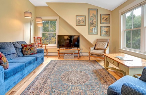Hartland House | Hartland/Woodstock Hideaway with sunlit spaces, high ceilings & full kitchen