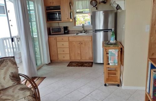 Hilo Cottage | HAWAII Hilo Town~Private GATED Botanical GARDEN COTTAGE w Koi Pond