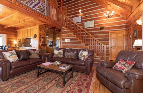 Ferguson Cabin | Hawk's Rest: Private Cabin, Great Views, Hot Tub, WIFI, Fireplace