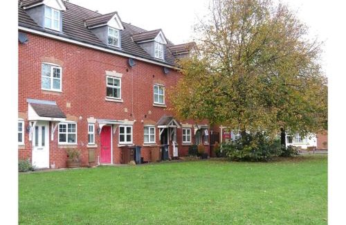 Little Hay Apartment | Hawksworth House in Birmingham near Solihull, near the NEC, HS2, JLR, Bear Grylls Centre, Resorts World and Birmingham airport, with garage and free parking, great for families and contractors