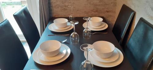 Little Hay Apartment | Hawksworth House in Birmingham near Solihull, near the NEC, HS2, JLR, Bear Grylls Centre, Resorts World and Birmingham airport, with garage and free parking, great for families and contractors