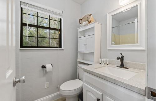 Edgar House | Hawthorne Retreat w Waterfront Fire Pit