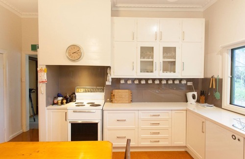 East Warburton House | Hazelwood Cottage | Sleeps 16 | 7 BR | Disabled Access | 1hr 30m to Melbourne