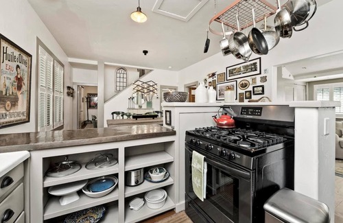 Healdsburg Cottage | Healdsburg Plaza Gem-Complimentary wine tasting at Croix included!