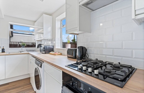 East Acton House | Heart of Acton - Free Parking - Perfect for Groups