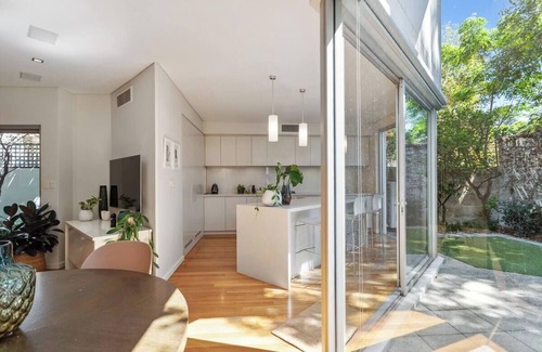 Fremantle House | Heart of Freo Stylish Space with Private Yard in Cul de Sac