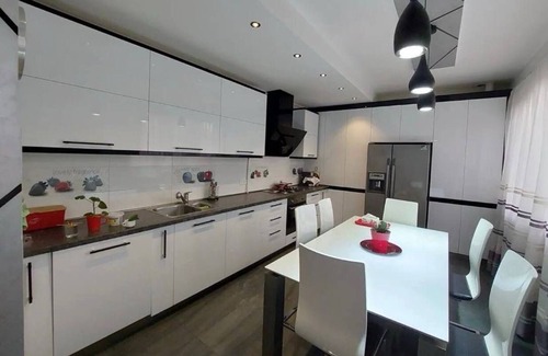 Kentron Apartment | Heart of Yerevan: Stylish 3-Bedroom Retreat