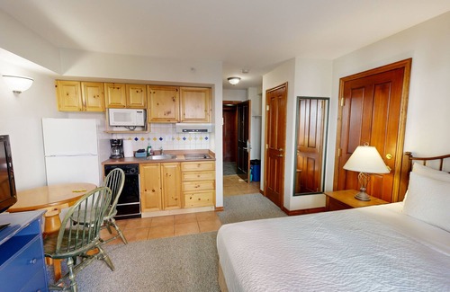 Sun Peaks Hotel | Hearthstone Lodge #304