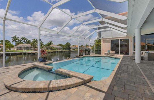 Pelican House | Heated Infinity Pool, Gulf Access, Pool table, sleeps 22 - Cape Coral Dolphins - Roelens Vacations