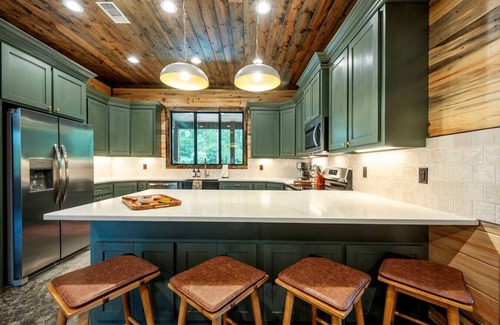 Pickens Cabin | Heated Pool, Arcade, Playground, Hot Tub, Full Size Bunks, Shuffle and MORE!